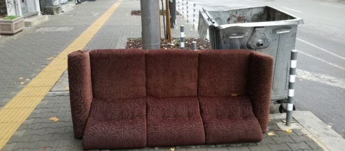 В центъра на София изхвърлят дивани вместо да ги почистват
