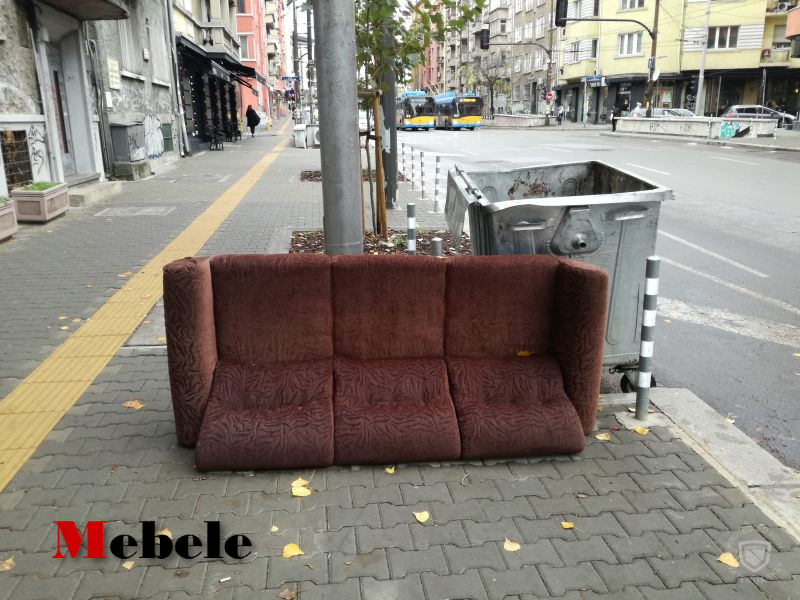 Изхвърлен диван на централен булевард в София